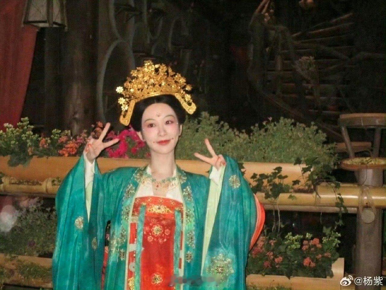 2025四大平台的剧王算是定下来了。肖战藏海传、杨紫国色芳华、赵露思许我耀眼、杨