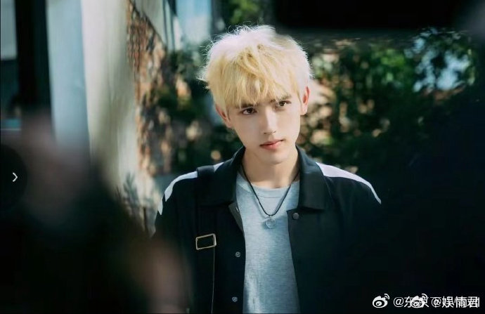 陈飞宇回归金发 被陈飞宇金发回归惊艳到失语✨ 浅金色发丝加持，桀骜清冷的少年感拉