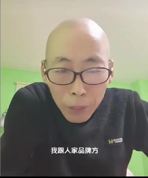 张云鹏爸爸直播表示，他跟品牌方正在洽谈直播带货事宜，估计在云鹏离开之前他打算带货