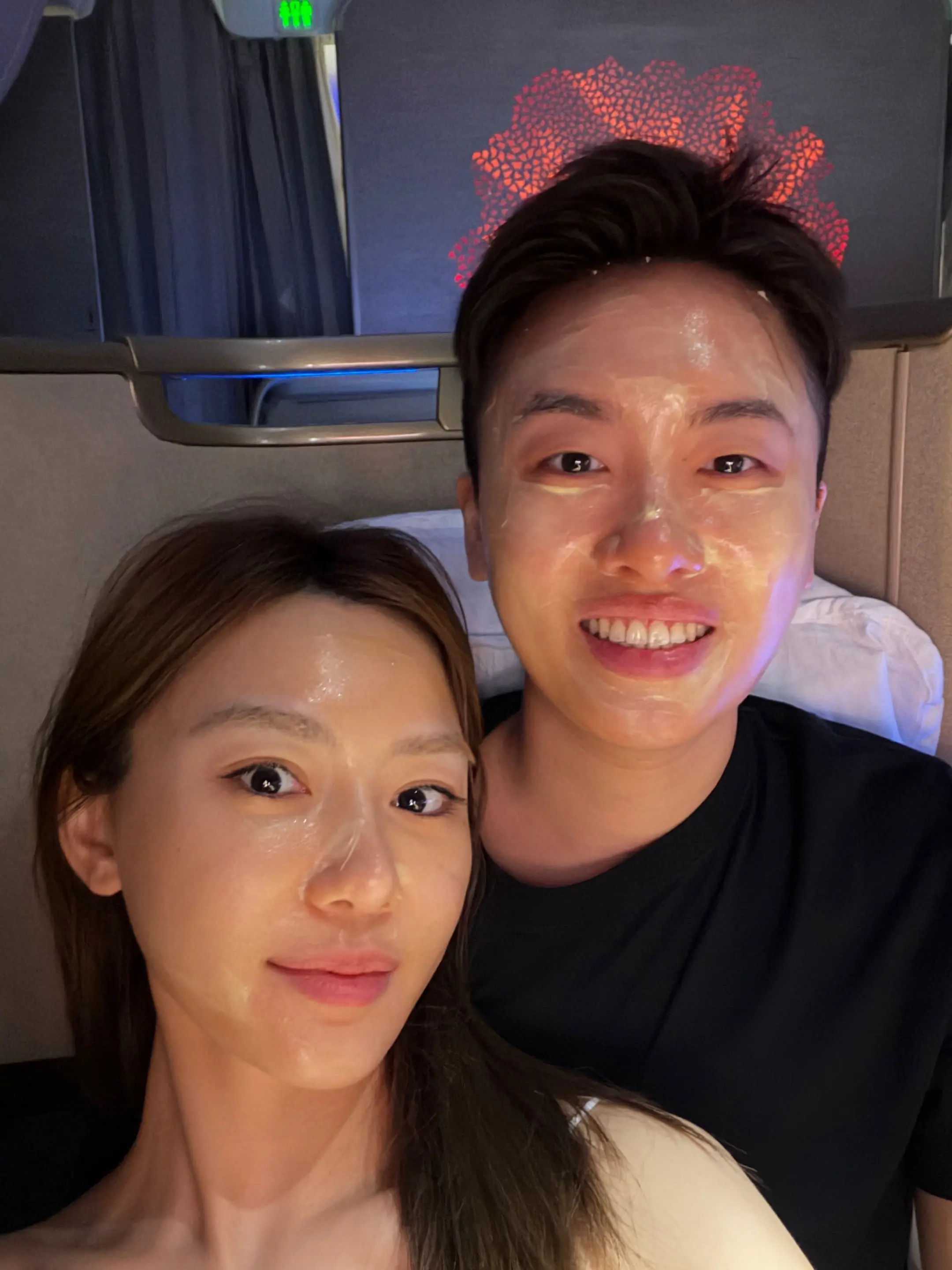 去年约定好一起去看看  世界  一周年快乐