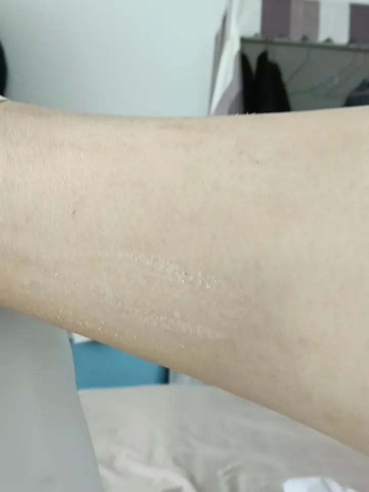 广东的夏天真难熬啊！
白天要是出个门，
回到家保准跟病了一跤似的，
浑身被太阳晒