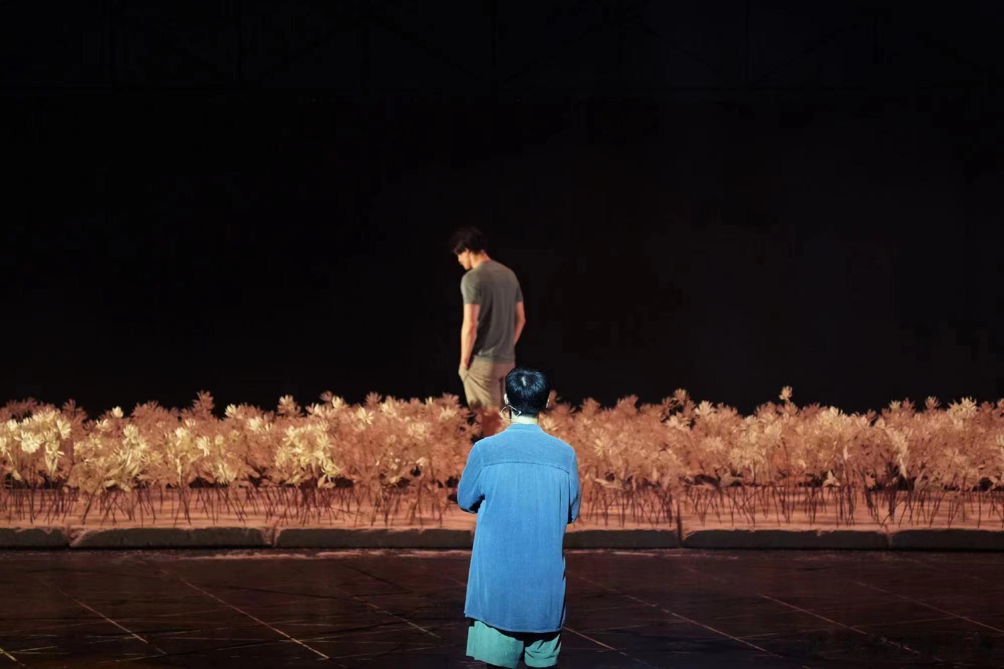 #白举纲野角音乐会即兴弹唱# 白举纲野角音乐会即兴弹唱鲨疯了！人间失格真的很会选