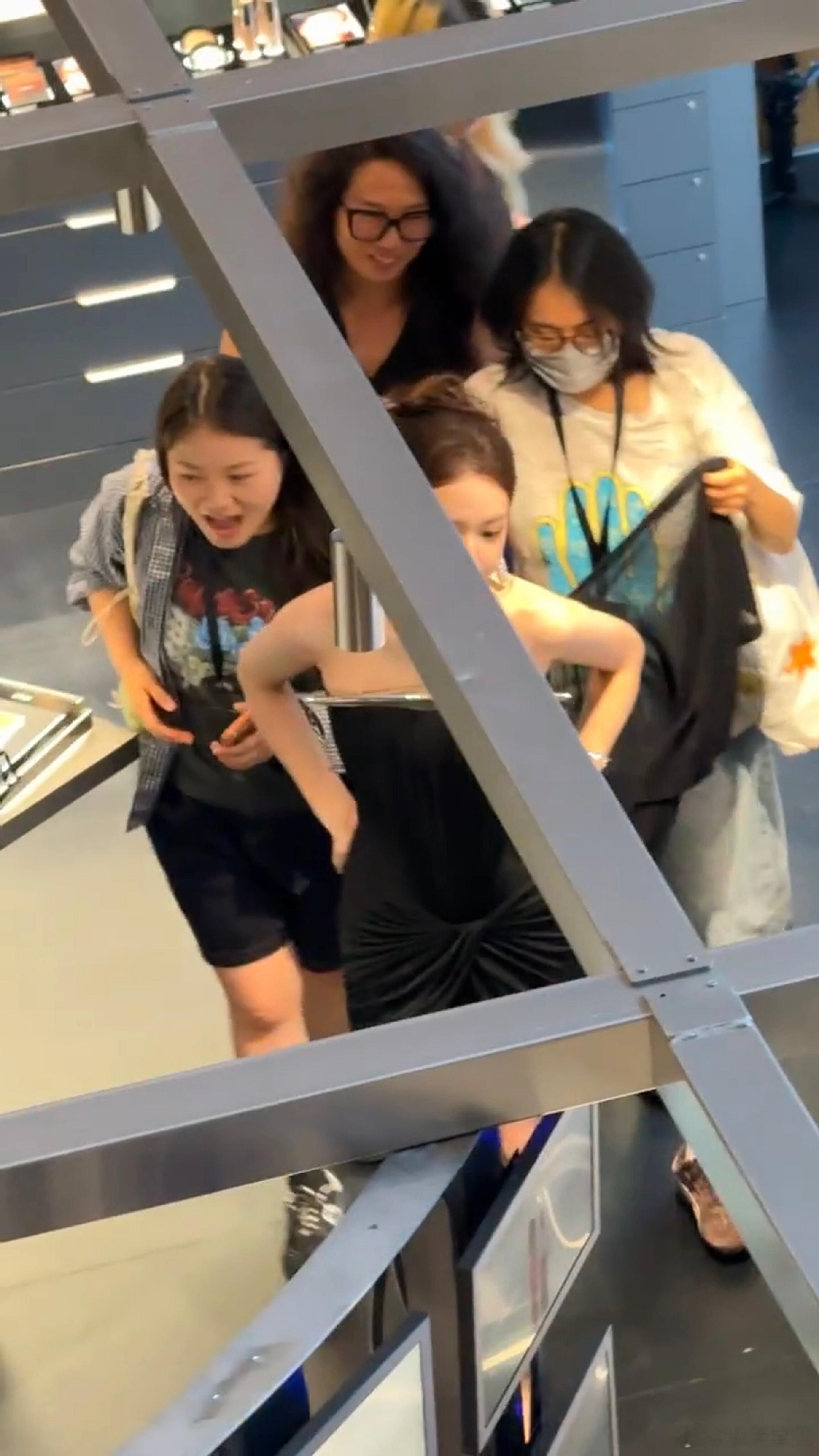 程潇今日上海新天地MAC线下活动路透整理，你是说潇潇这个角度也这么美吗