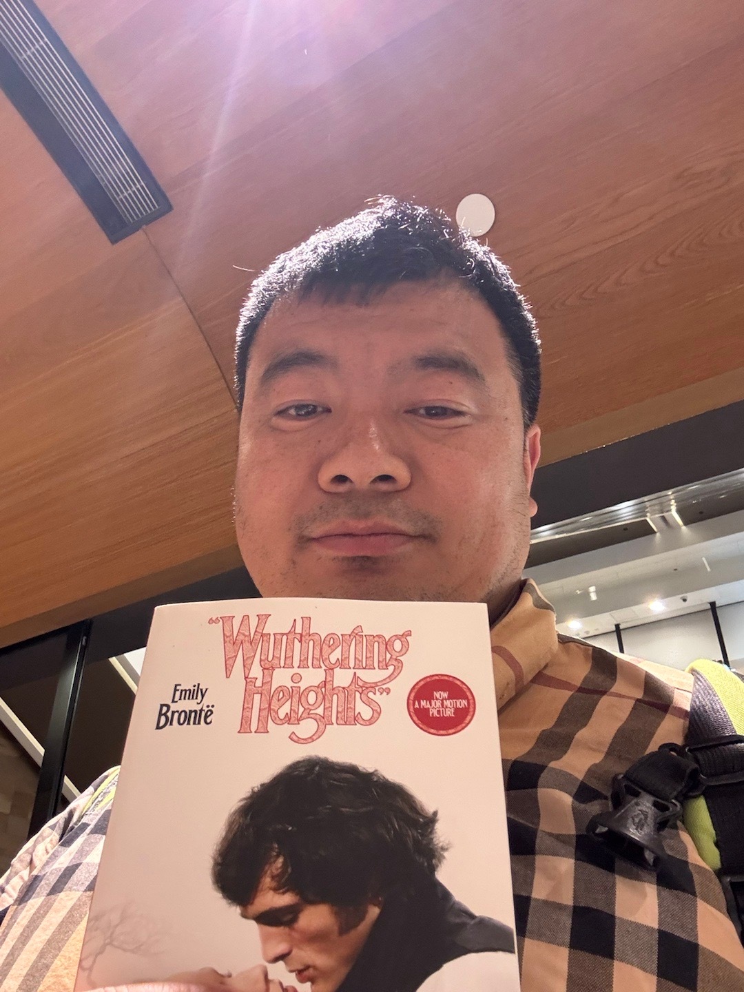 中年文艺男一个人躲香港看了一天的言情小说 