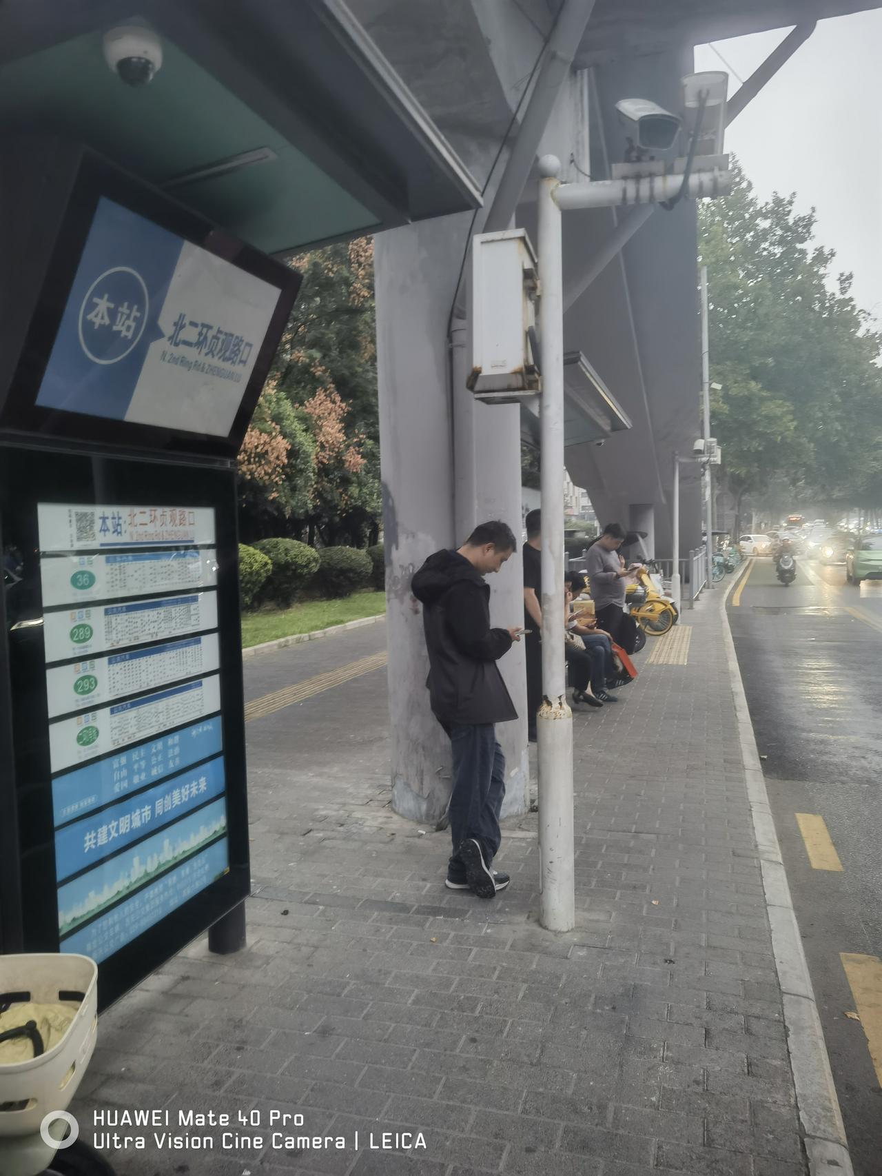 今天出去办事，感觉乘公交车方便些，然而，等呀等，等呀等，等车的人越来越多，太慢了