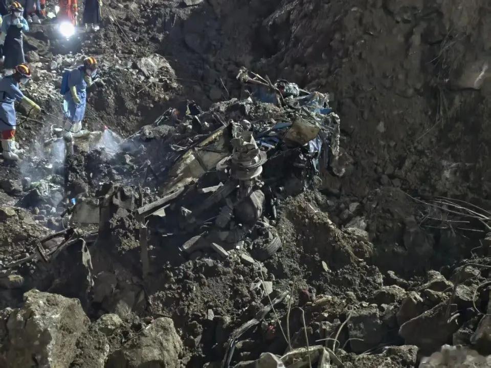 重庆彭水发现失联中巴车残骸 7月26日23时52分许，在彭水山体崩塌灾害救援现场
