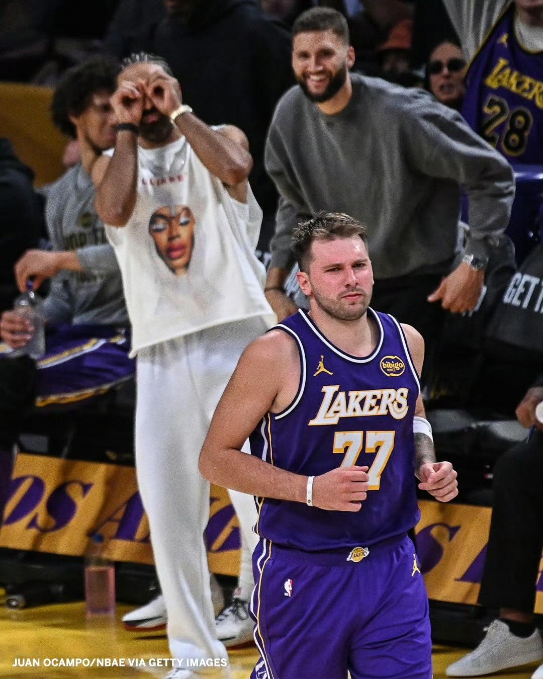 真是卧龙凤雏呀，湖人观众席的俩VIP！

一说起湖人的“VIP观众”，文森特和克