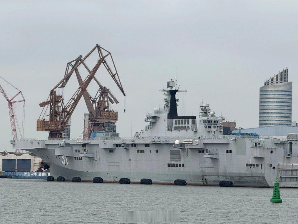 坐“”定海桥”轮渡路过沪东造船厂，可以看到停在码头上的弦号31“海南舰”，据说是