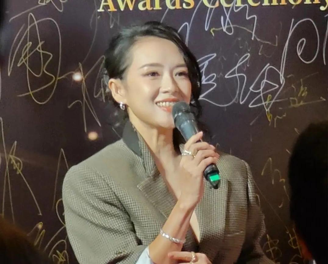 章子怡以Chanel格纹套装亮相澳门电影节，46岁从容诠释"美人在骨不在皮"。蕾