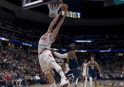 约老师最后时刻被罚下是裁判找平衡了，之间阿门对哈达威无球犯规可吹可不吹的。约老师