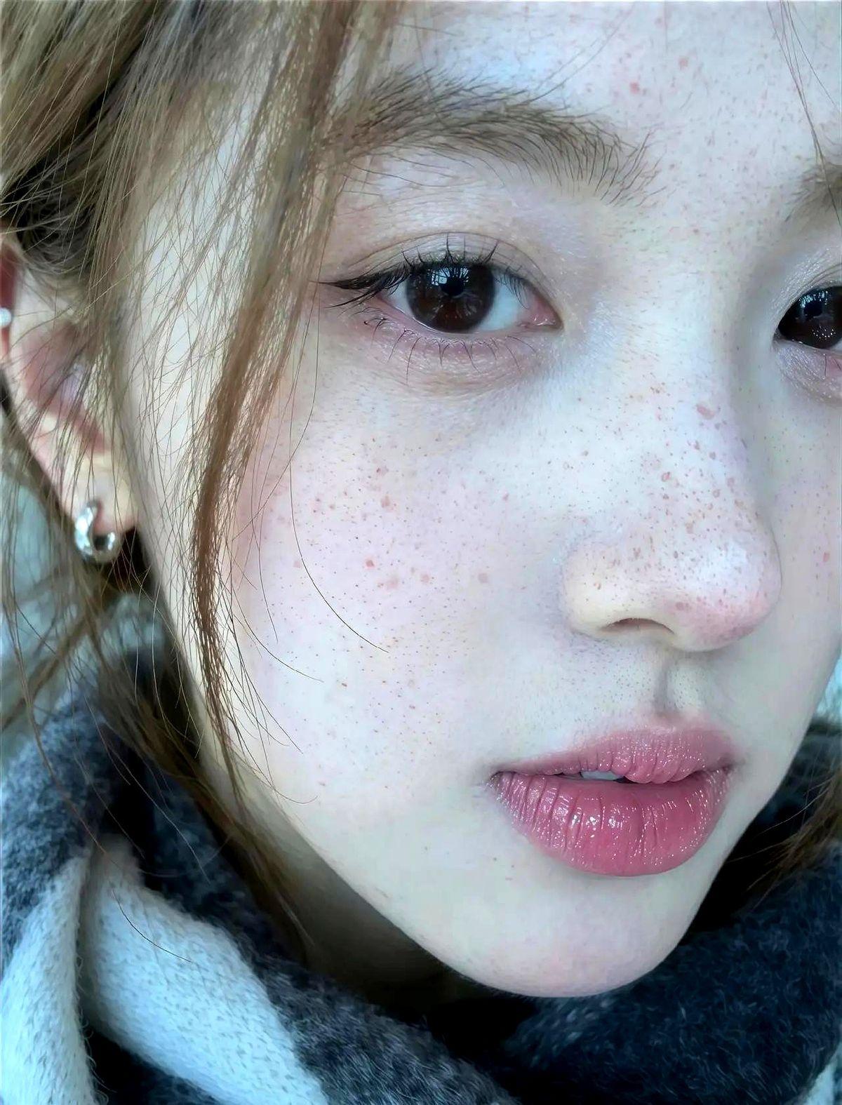 “原相机一打开，我差点把手机扔了。”

这不是段子，是26岁女生@小盒昨天的微博