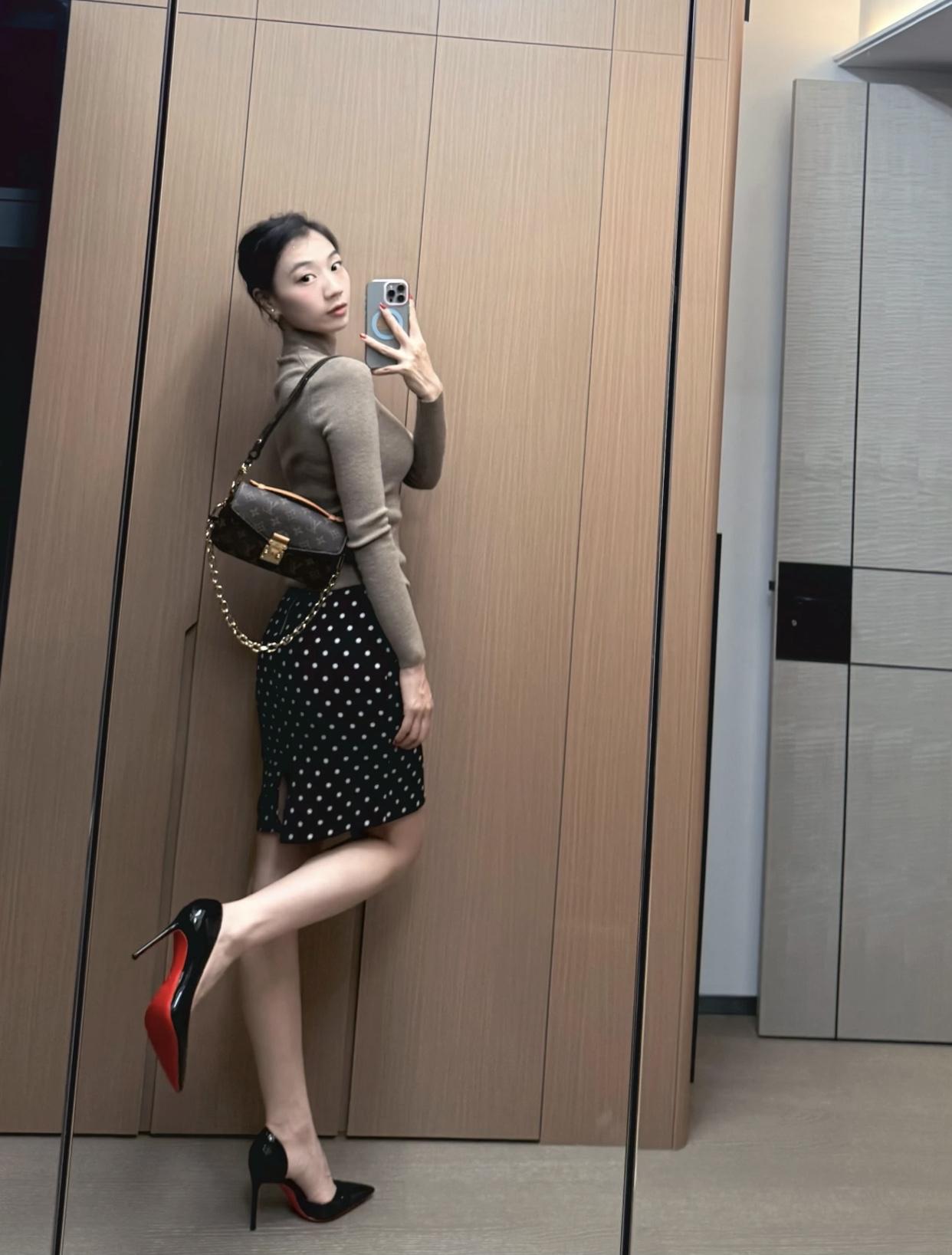 时髦精上班穿什么优雅穿搭指南：黑白波点裙+经典红底高跟鞋，尽显时尚魅力！