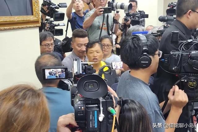 国民党主席郑丽文返台开记者会遭“独派”人士闹场遭驱离

6月17日下午，国民党主