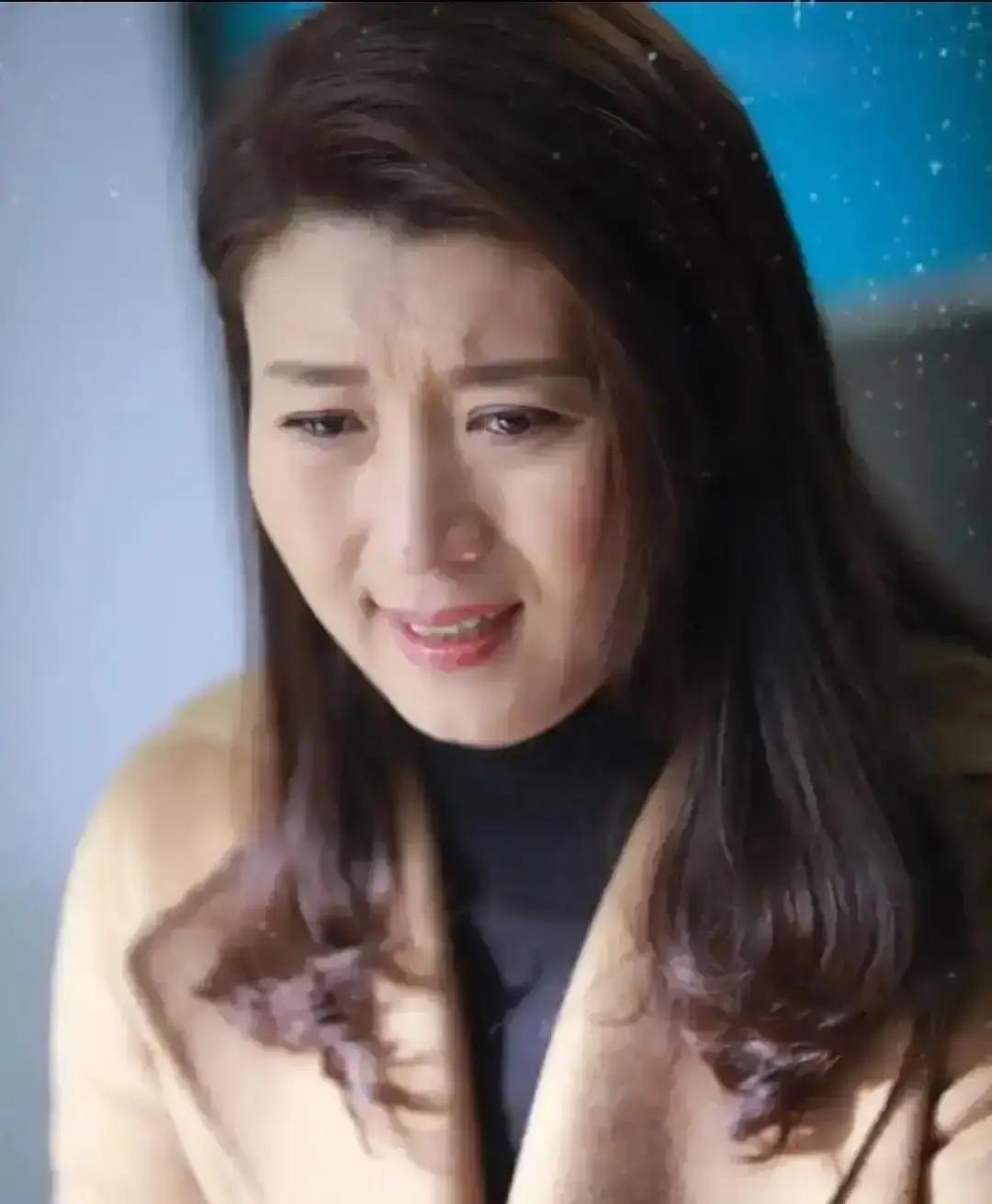 闫学晶被曝私下对接录音，要求专车接送、嫌现场吵，和她在节目里抹泪说请不起助理的画