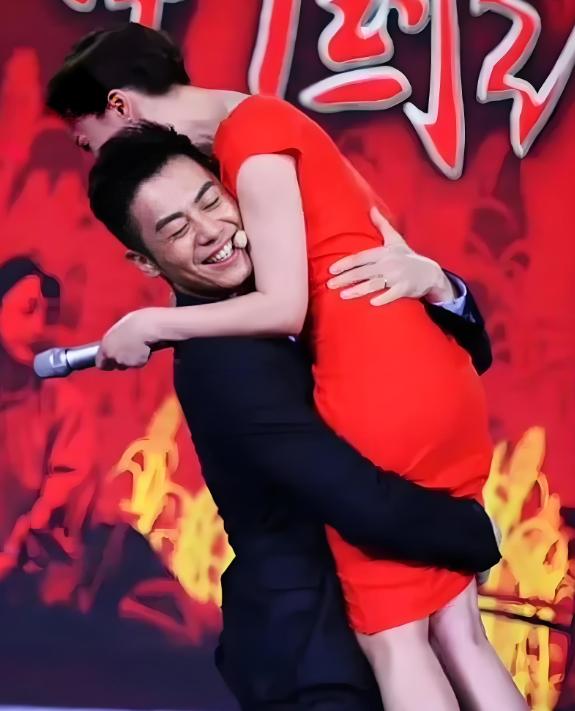 2013年拍《红高粱》时，有场戏朱亚文把周迅压倒在高粱地里，压着压着，周迅突然大