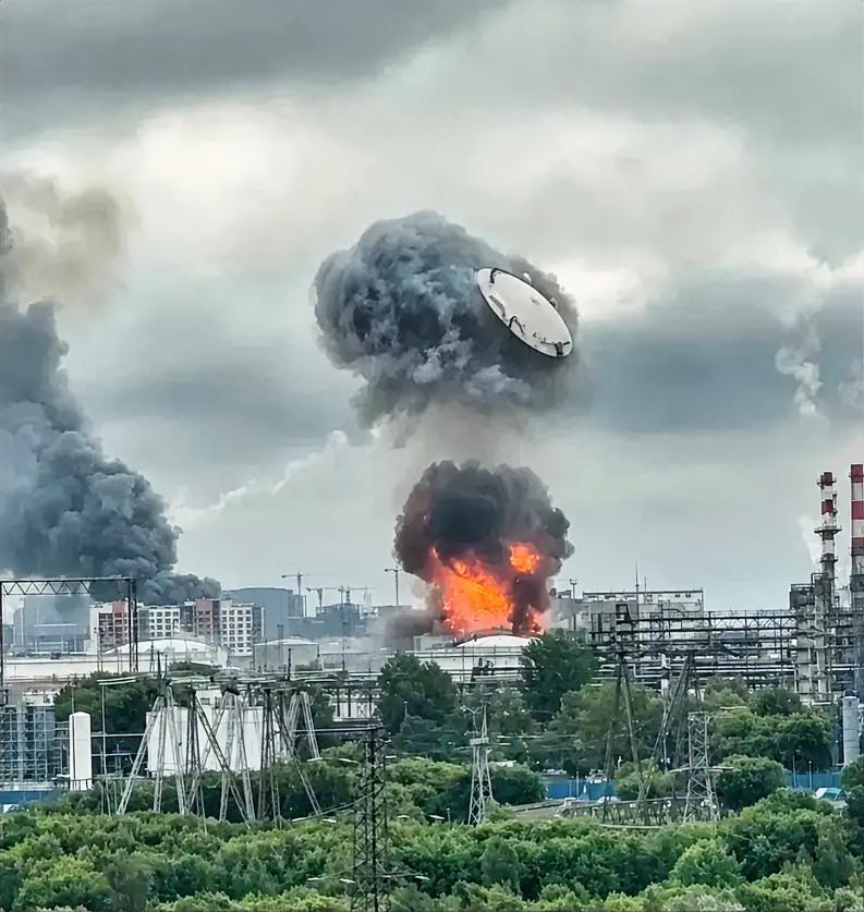 这是6月18日，俄罗斯莫斯科“卡波特尼亚炼油厂”遭乌克兰无人机袭击的现场画面的一