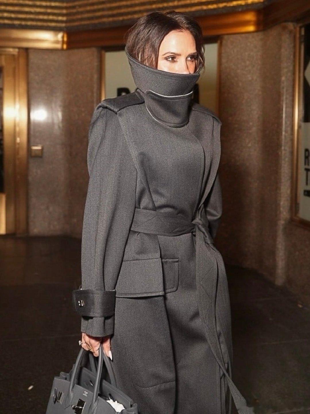 维多利亚贝克汉姆去录制今夜秀⏺️贝嫂裹得很严实 又背回了爱马仕  cr：TheB