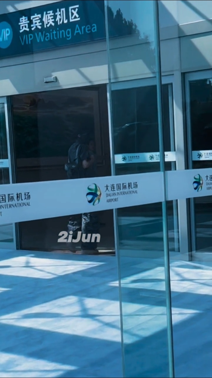 网友偶遇宋威龙机场出发✈️赶拍摄行程！私服简单清爽，优越身材比例太吸睛，赶路状态