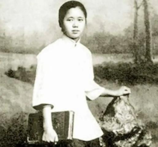1899年，梁启超把全家人接到了日本。他一见到妻子的“陪嫁丫鬟”王桂荃，眼睛顿时