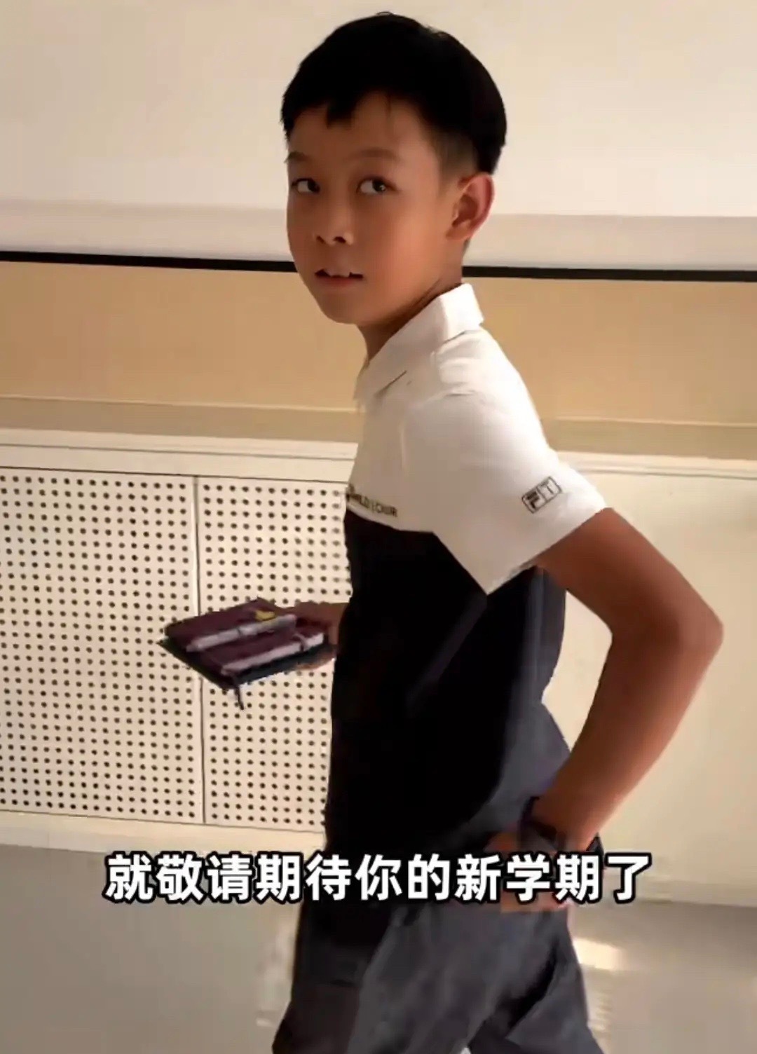 王皓大儿子去初中学校报到，12岁王乾洲参加入学考试，一回头和爸爸长得一模一样。闫