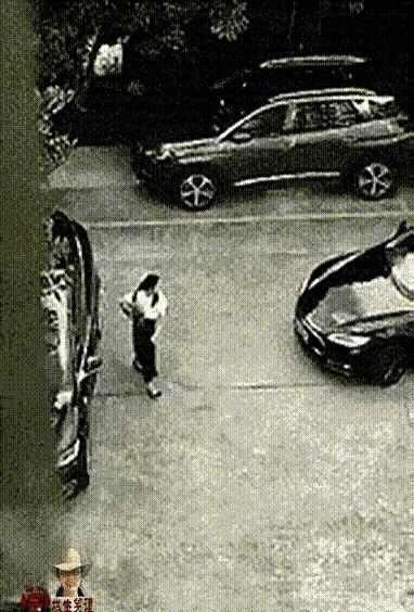 这事真是让人瞠目结舌！
一位女士竟然因为一点小事，就开车追着别人撞了上去。
这就