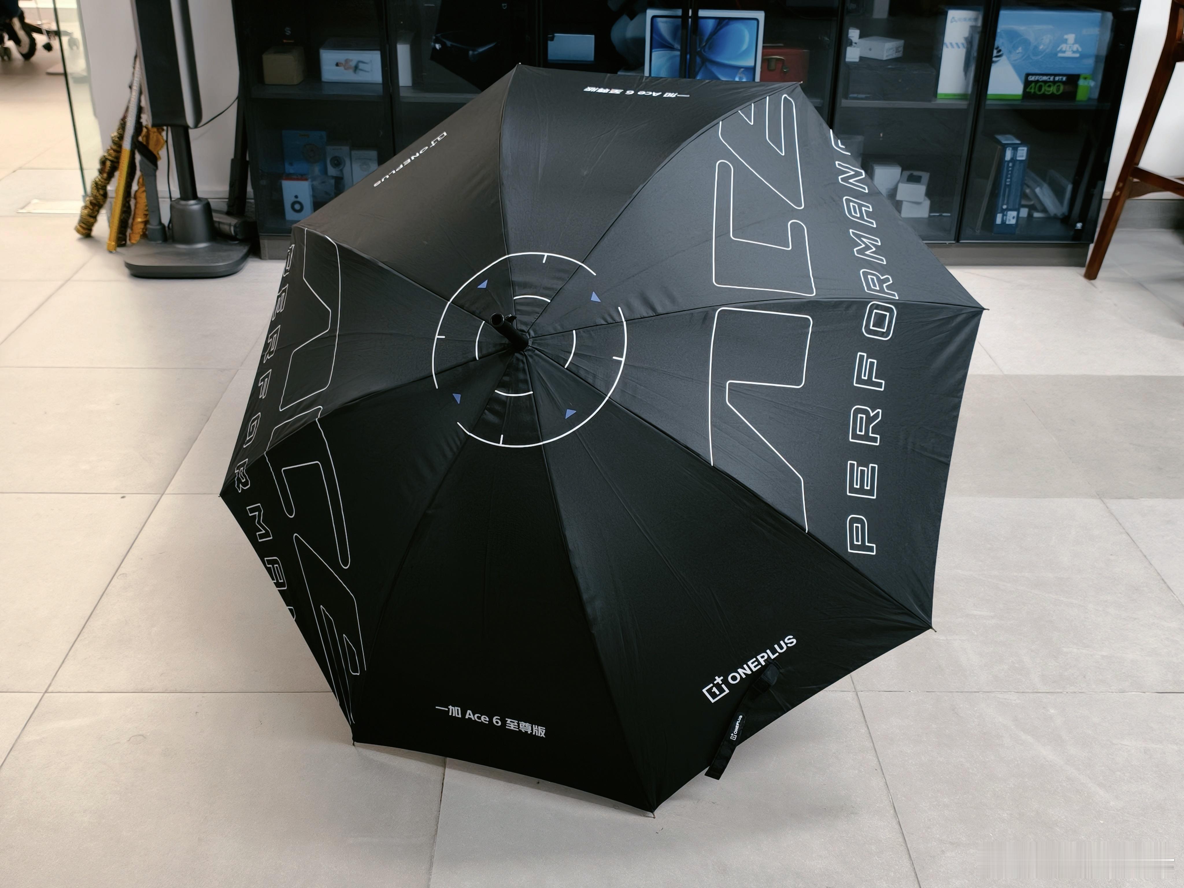 一加 Ace 6 至尊版的邀请函挺有意思，是一把枪型雨伞，把手部分是枪托设计，扣