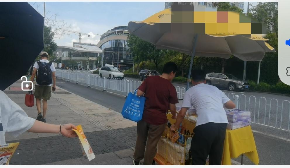 路边有人叫路人加微信群送东西，声称超市就要开张，这里面会不会有诈？

这种“加微