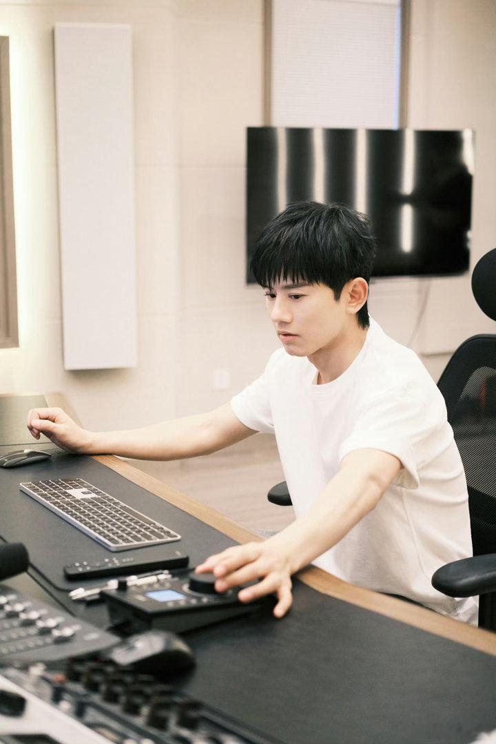 张杰新歌也许你就在对岸上线 全新单曲《也许你就在对岸》正式上线！改编韩剧经典OS