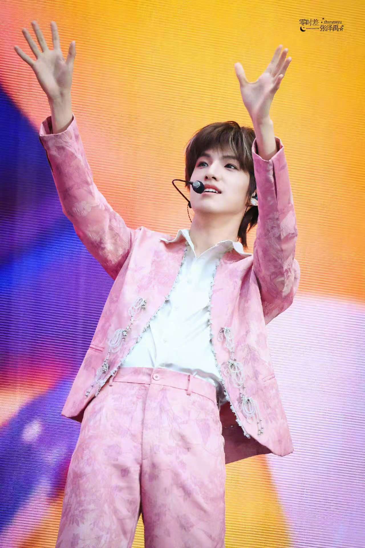 张泽禹新音挑染 这个造型真的很会！棕白发色层次感满满，像金毛小狗身上的毛色渐变，