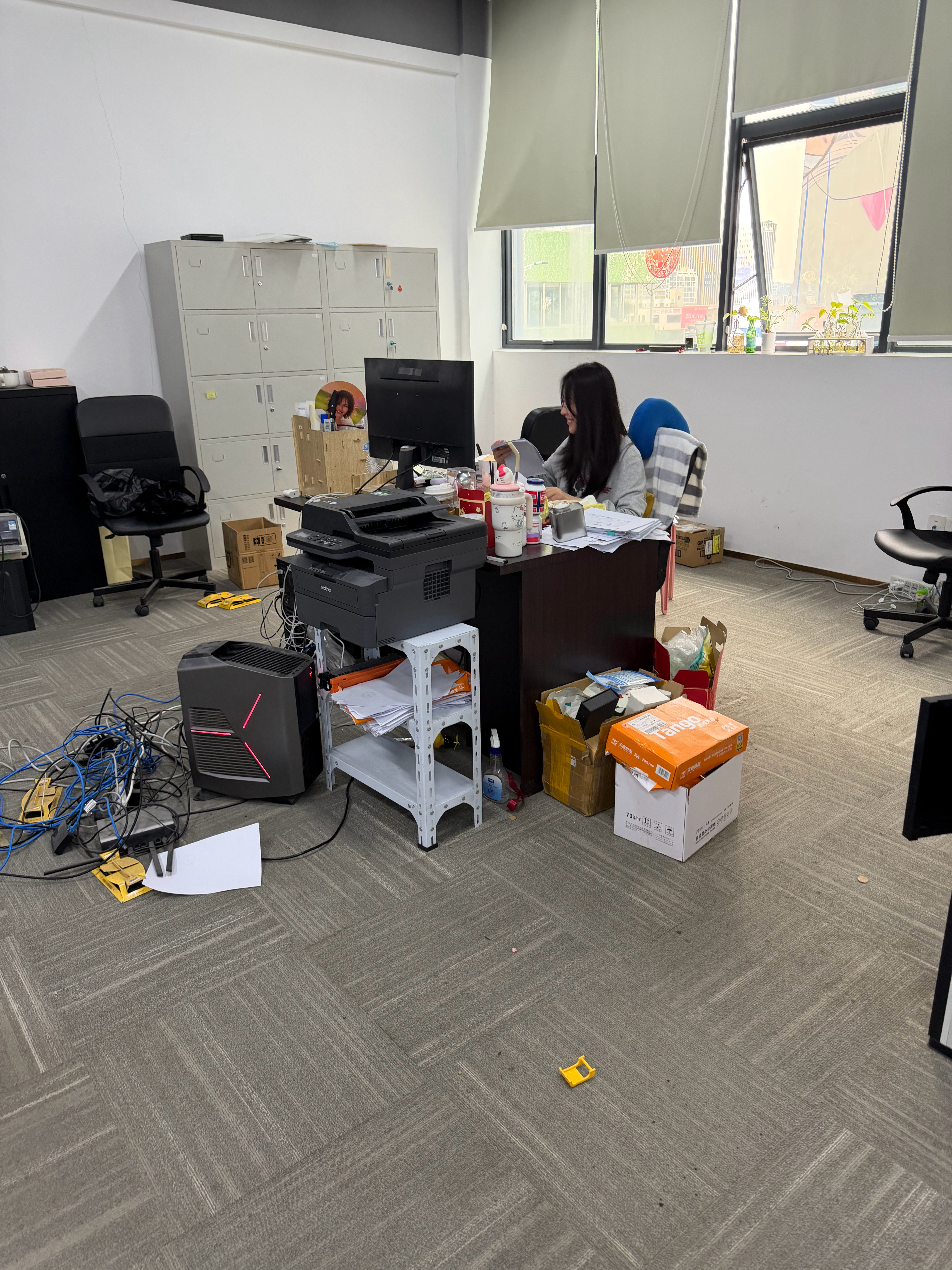 这个画面，忍不住想笑公司月底要搬迁了，空桌子都移走了，这个房间只剩下财务总管 