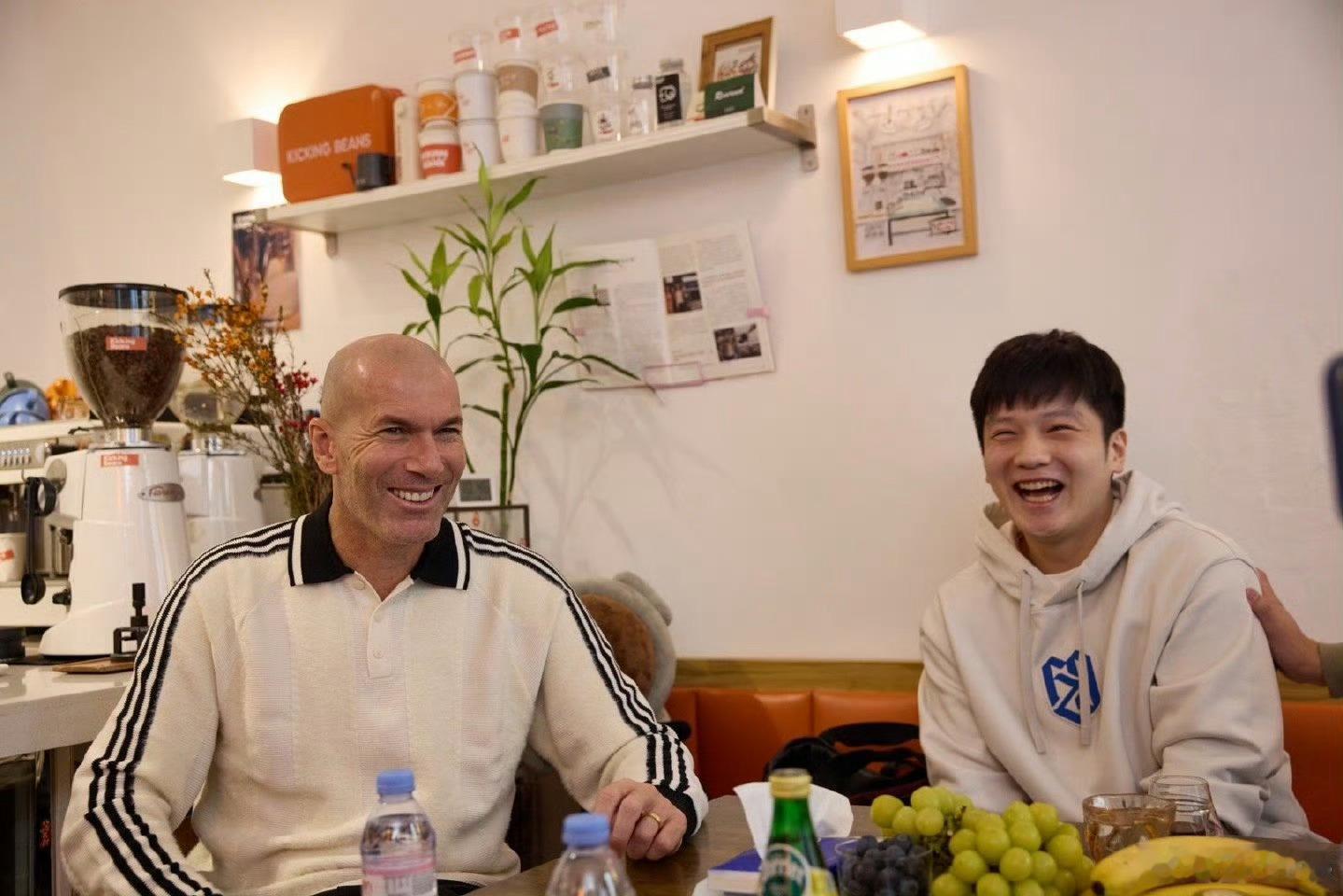 齐达内樊振东热聊当足坛传奇齐达内的光头笑容遇上乒坛王者樊振东的阳光面庞，当上海弄