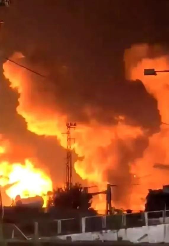 凌晨六点，7枚航空炸弹。

就在美国总统特朗普兴高采烈地发帖，向全世界宣布“我搞