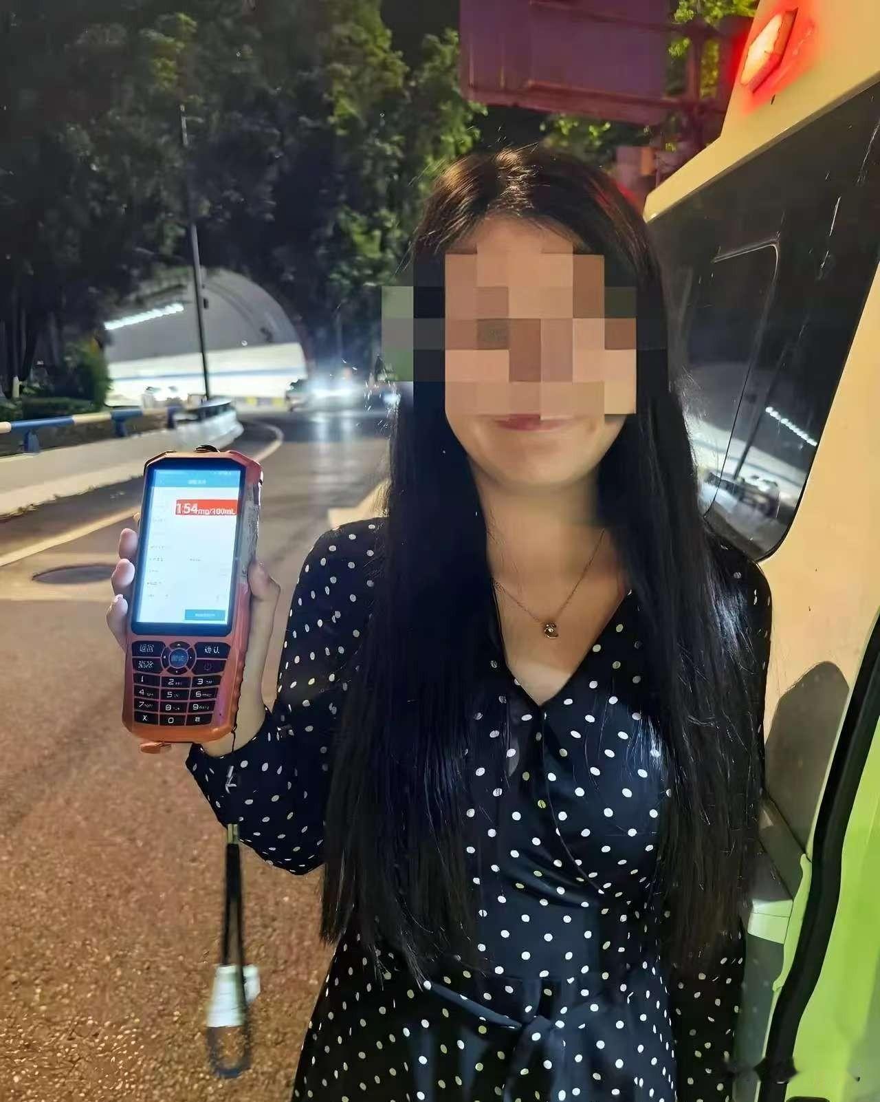 重庆这事实在让人火大又无奈。凌晨三点多，渝中区交巡警在查酒驾，一辆白色小车慢慢开