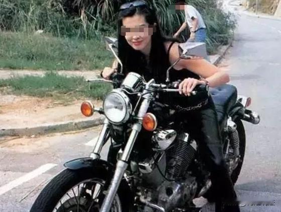 打小三还能打出罪？陕西西安，原配带闺蜜去摩托车店抓奸，结果小三被打成轻微伤，原配