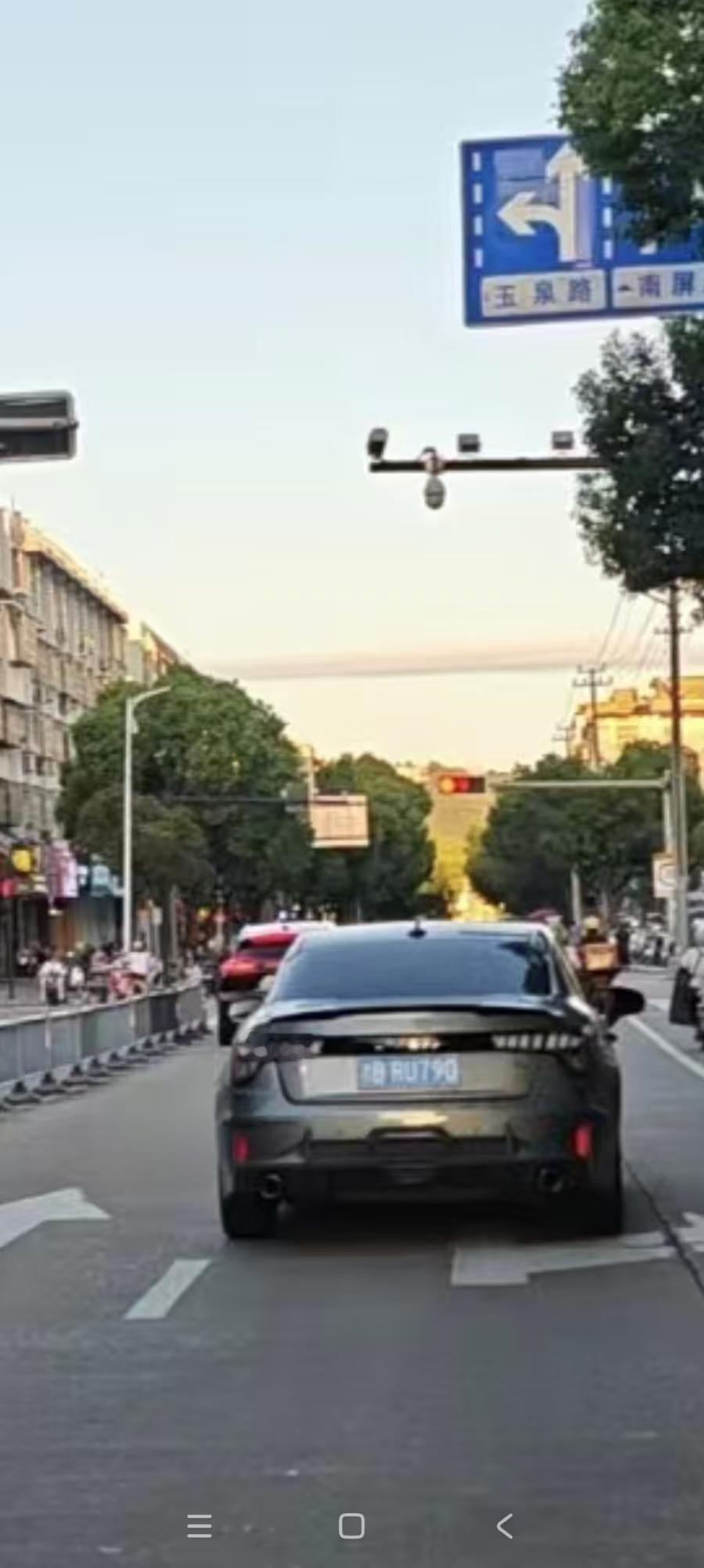 那条云，是太阳落下时，随手甩出的一道潇洒笔锋。

它不厚，恰恰横亘在天边最柔媚的