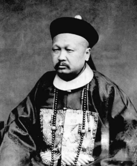 1901年，慈禧为了取悦洋人，命令军机处大臣赵舒翘自杀。上午八点，赵舒翘接连吃了