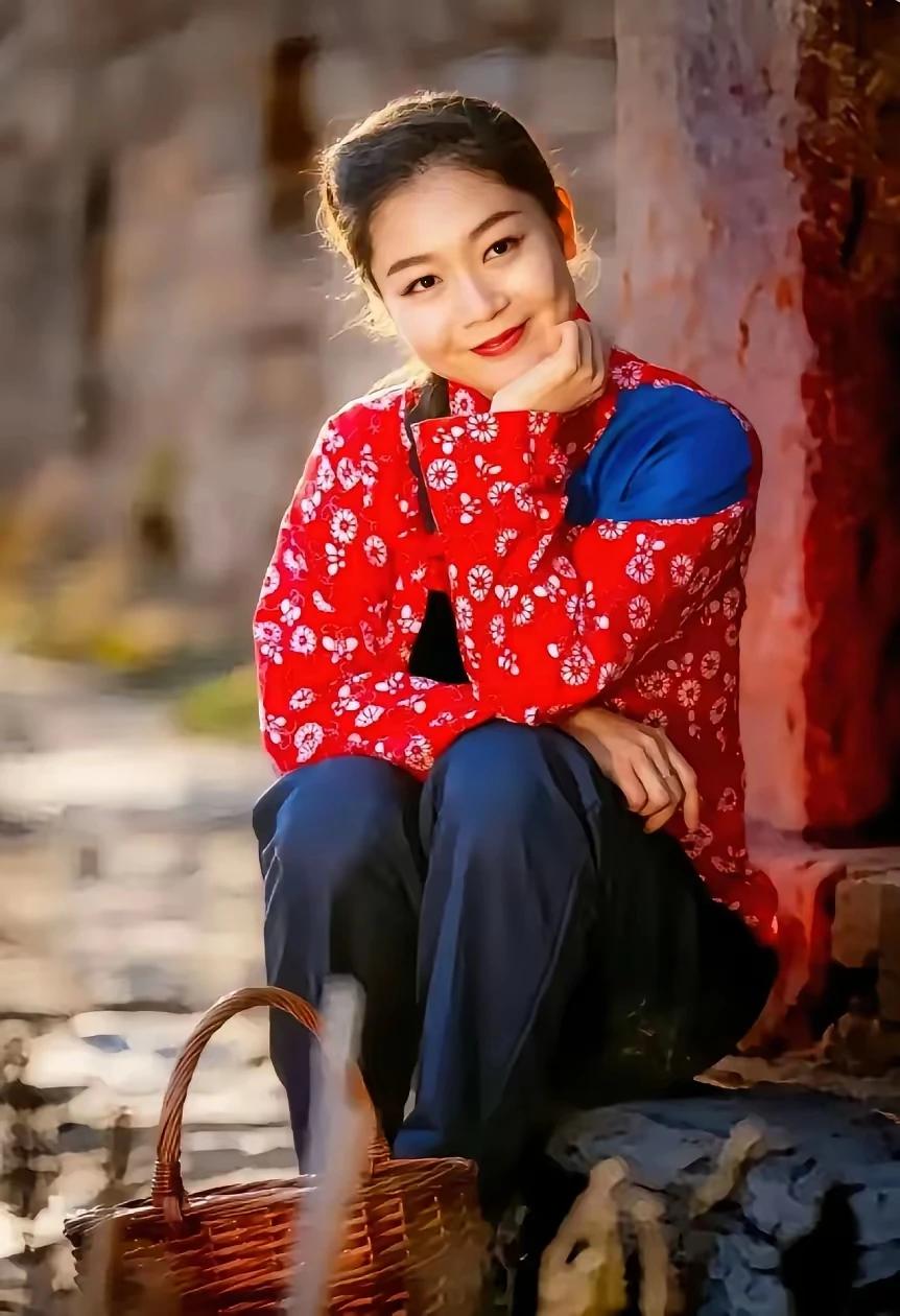 俺是一位山里妞，
一天到晚乐悠悠。
闲来坐在村头想，
如意郎君何时有。