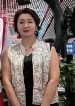 怪不得吴燕妮长得这么漂亮，因为她的母亲也天生丽质。她的母亲是田径选手，容貌秀美。