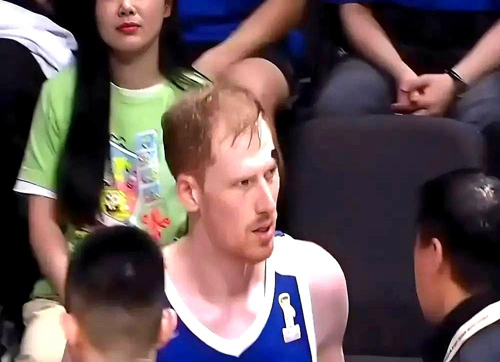 一样的归化球员，半场17分和全场13分的差别在哪？

打日本队，咱们的防守策略就