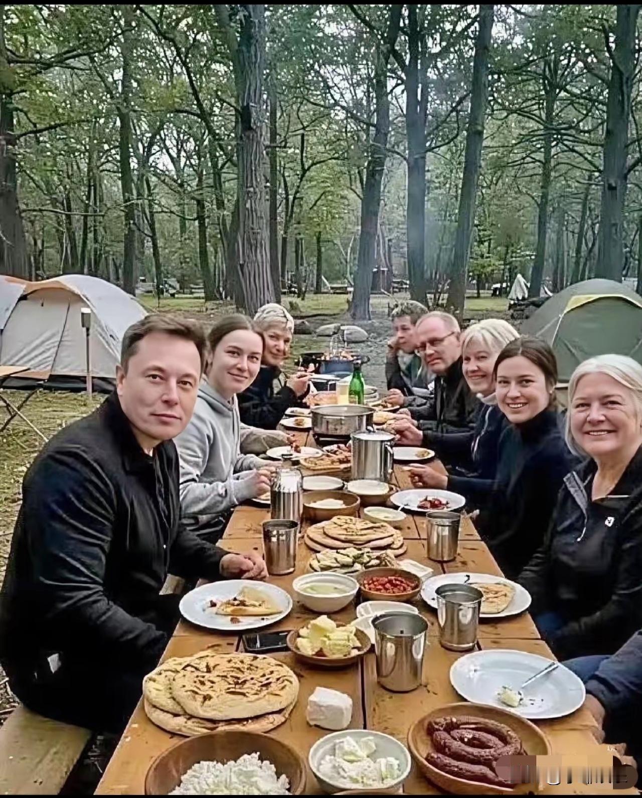 马斯克的餐食也不过如此，有烤饼、熏肠和黄油。他和朋友们聚餐时，餐食简单便捷，十分