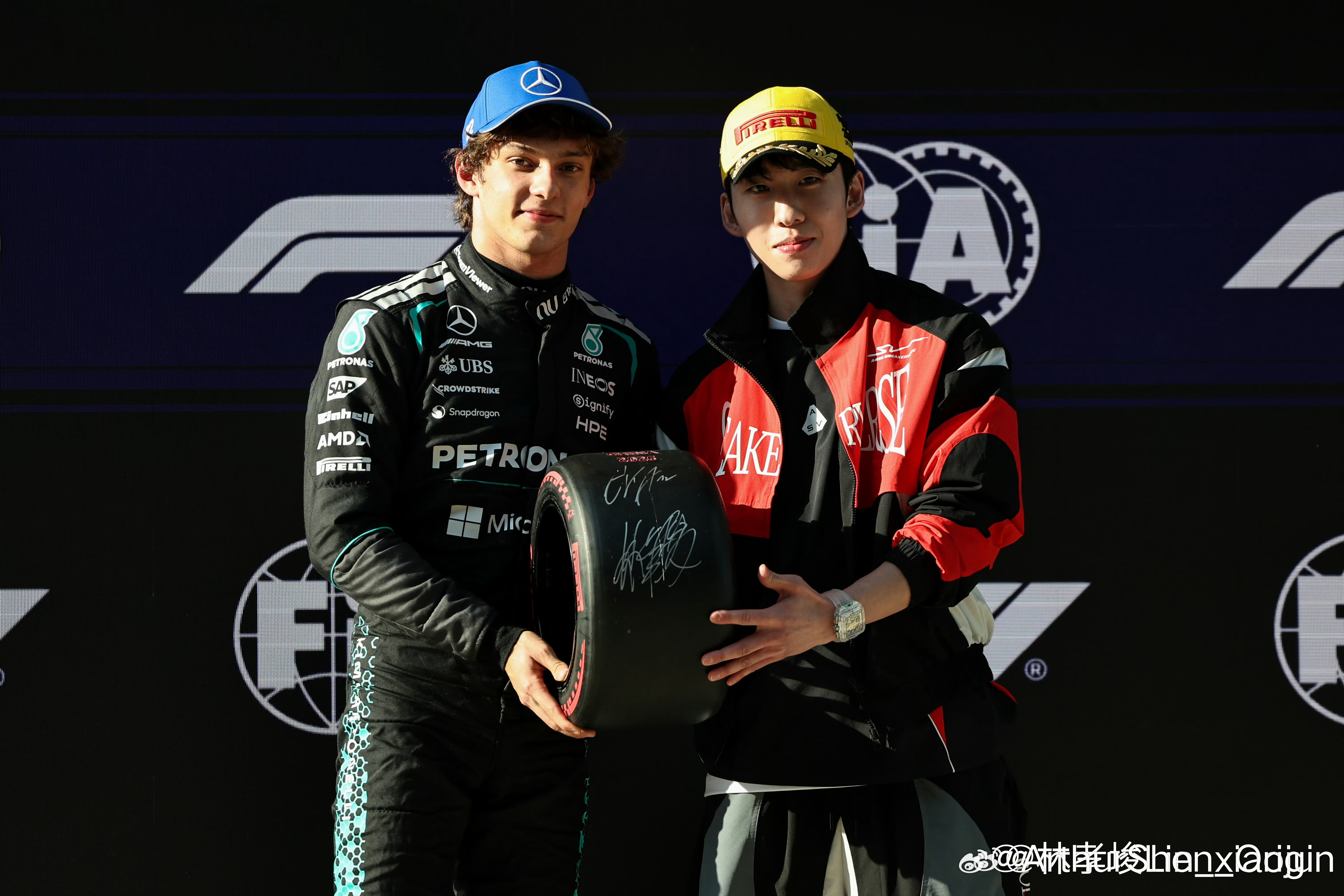 林孝埈晒F1观赛照 林孝埈 昨天刚给安东内利颁完小轮胎，今天安东内利就拿下了分站