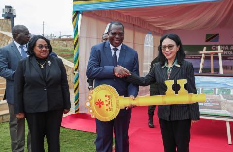 坦桑尼亚以前为了向英国和日本示好，突然就取消了和中国合作的100亿美元巴加莫约港