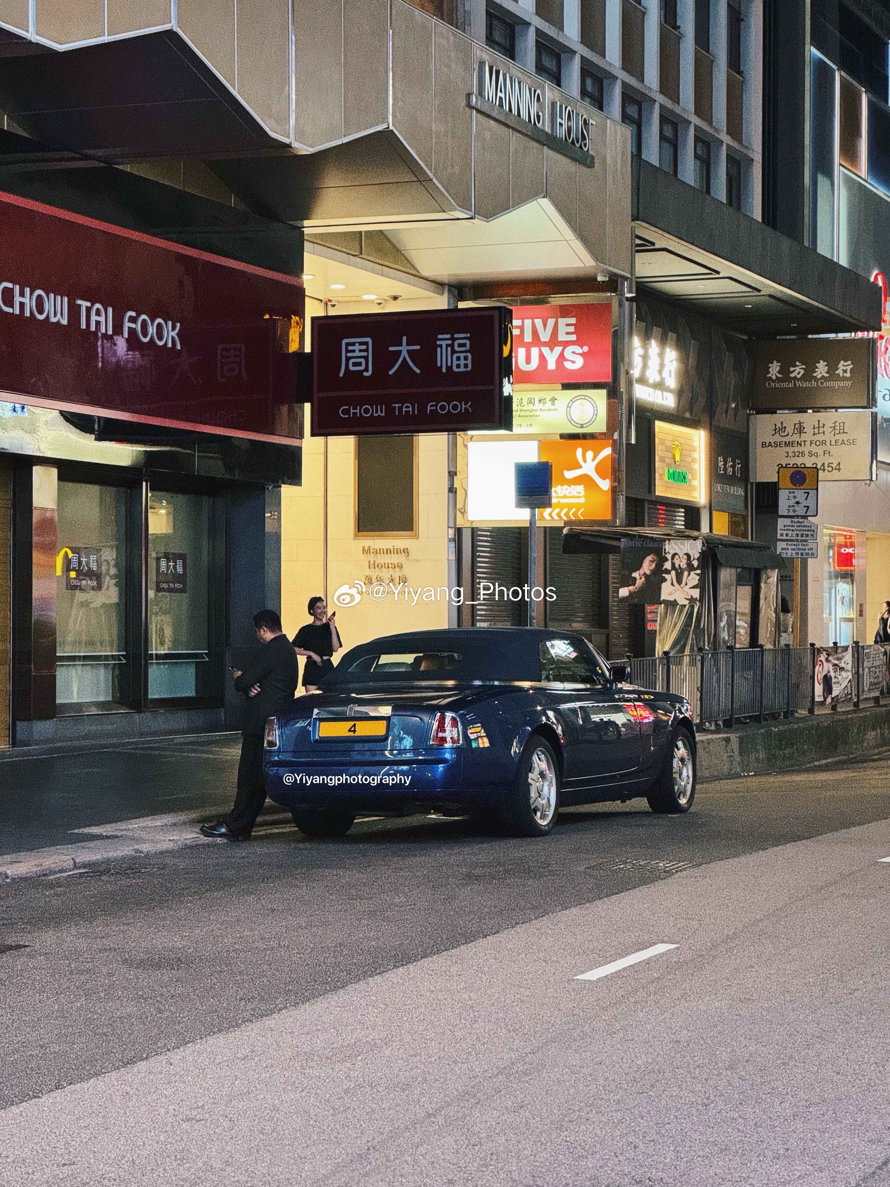 最近两个月去了两次HK, 两次分别偶遇了大佬的两辆不同的RR座驾, 挺巧  ​​