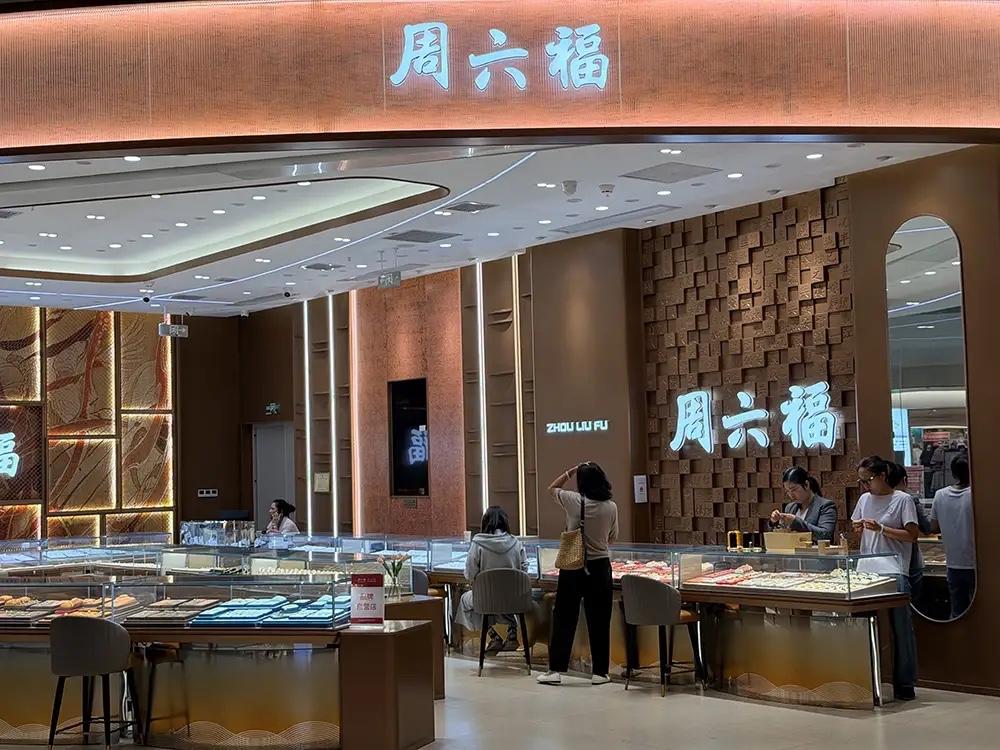 云南昆明，女子平时喜欢买黄金保值，门店经理就劝她趁金价上涨前，大额囤一波黄金。女