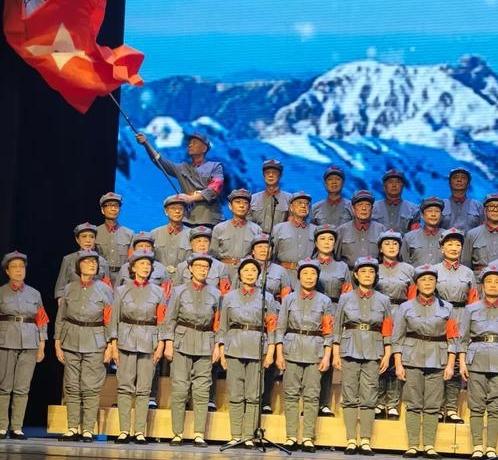 有许多网友建议，国家大剧院排练演出莫言改编的歌剧《红高粱》，还不如重新排练上演《