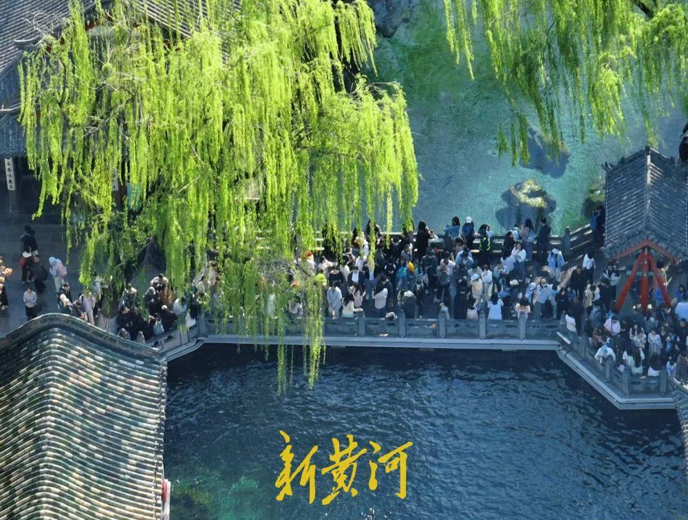 清明假期“泉水游”持续火热 济南趵突泉景区人潮涌动-app/#/content?