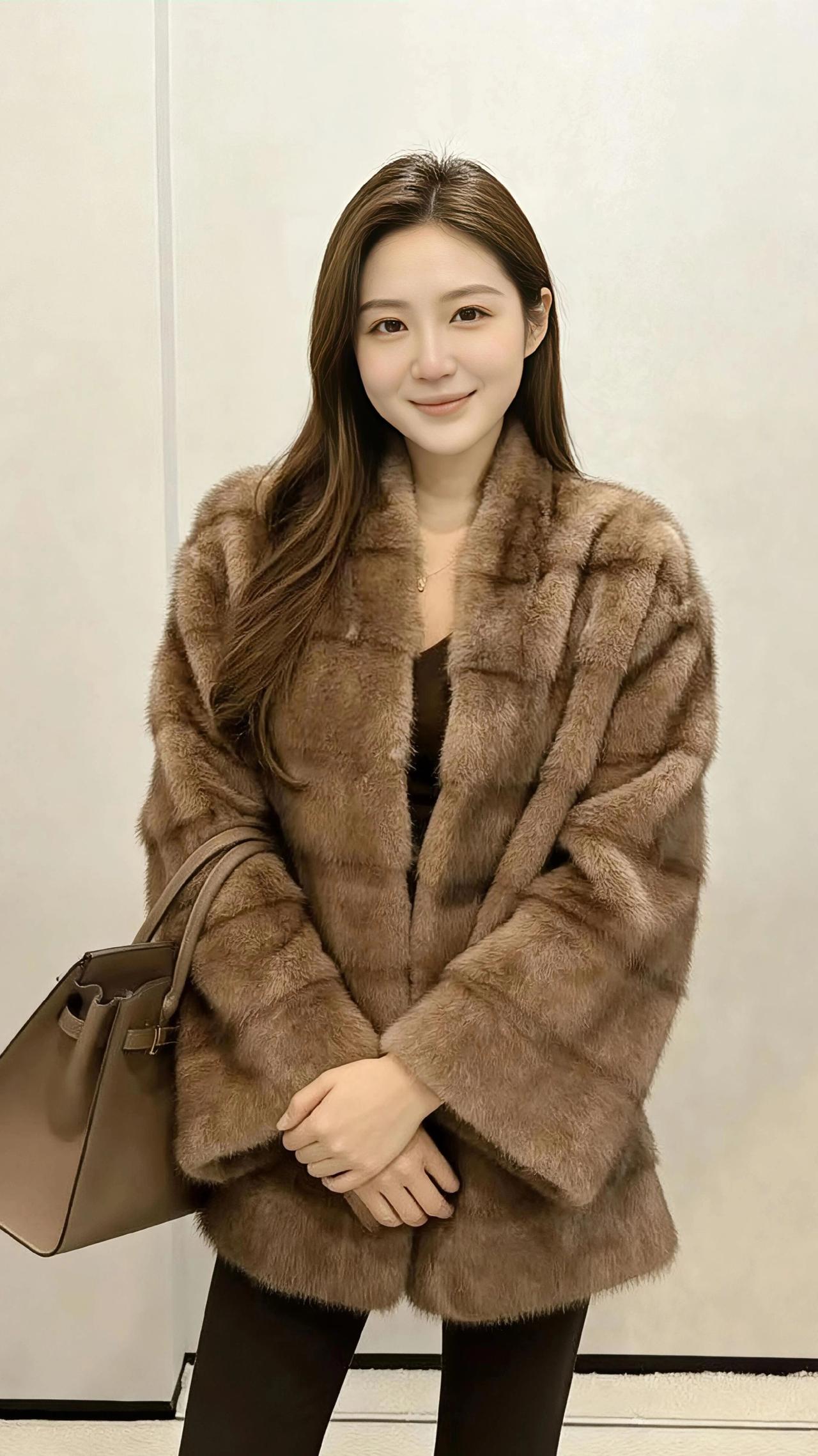 试衣间的暖棕序章
 
试衣间的柔光漫过镜面，将暖棕调的皮草揉出绒绒的光泽。她站在