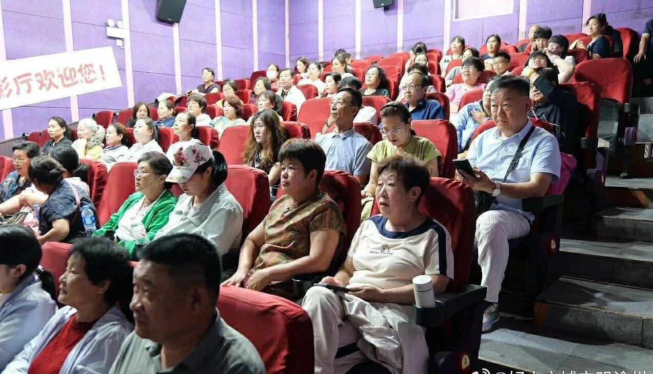 【文明培育·道德模范丨中国好人”张长生自掏腰包请百余人观影】近日，在盐山县委网信