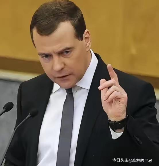 前脚英国国防大臣带着10亿英镑（约13亿美元）直接就给了乌克兰。这笔钱竟是冻结俄