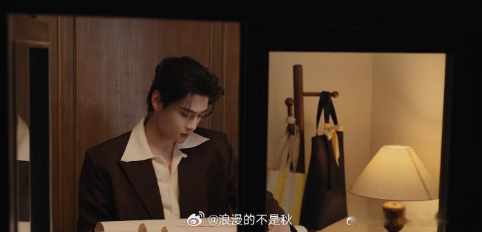 田栩宁画家造型杀疯了田栩宁画家身份营业  快来围观画家田栩宁营业现场！一身适配度